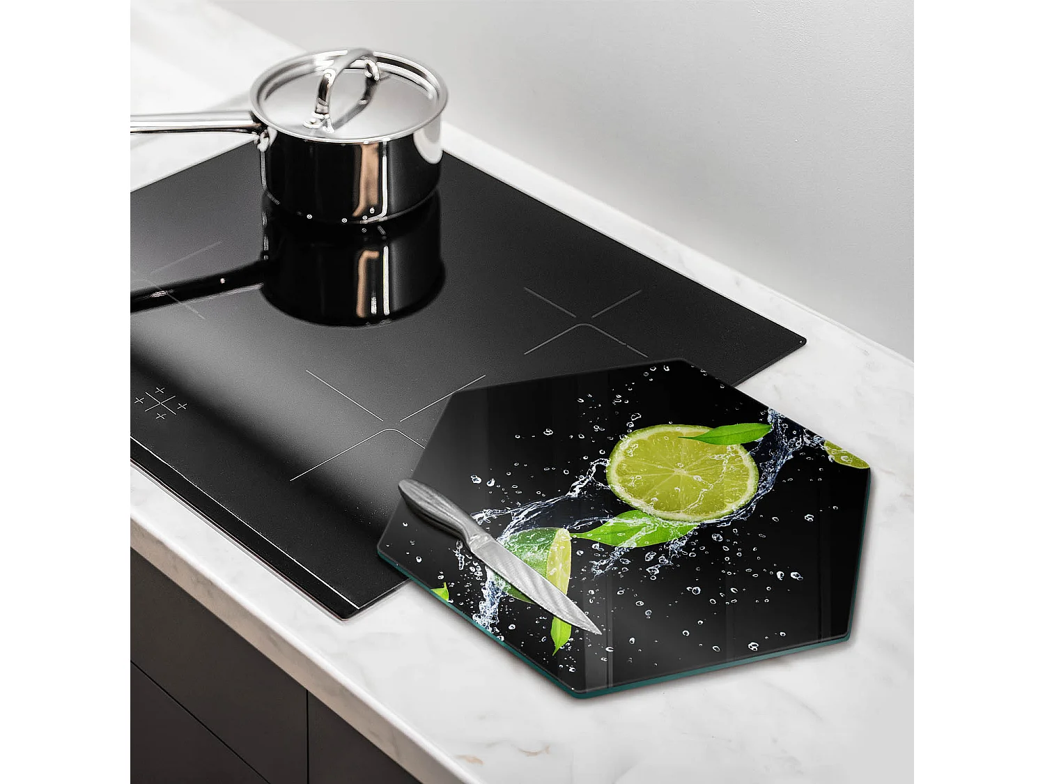 Sechseckiges Küchenbrett aus Glas, 40 cm Saftige Limetten in Wasser