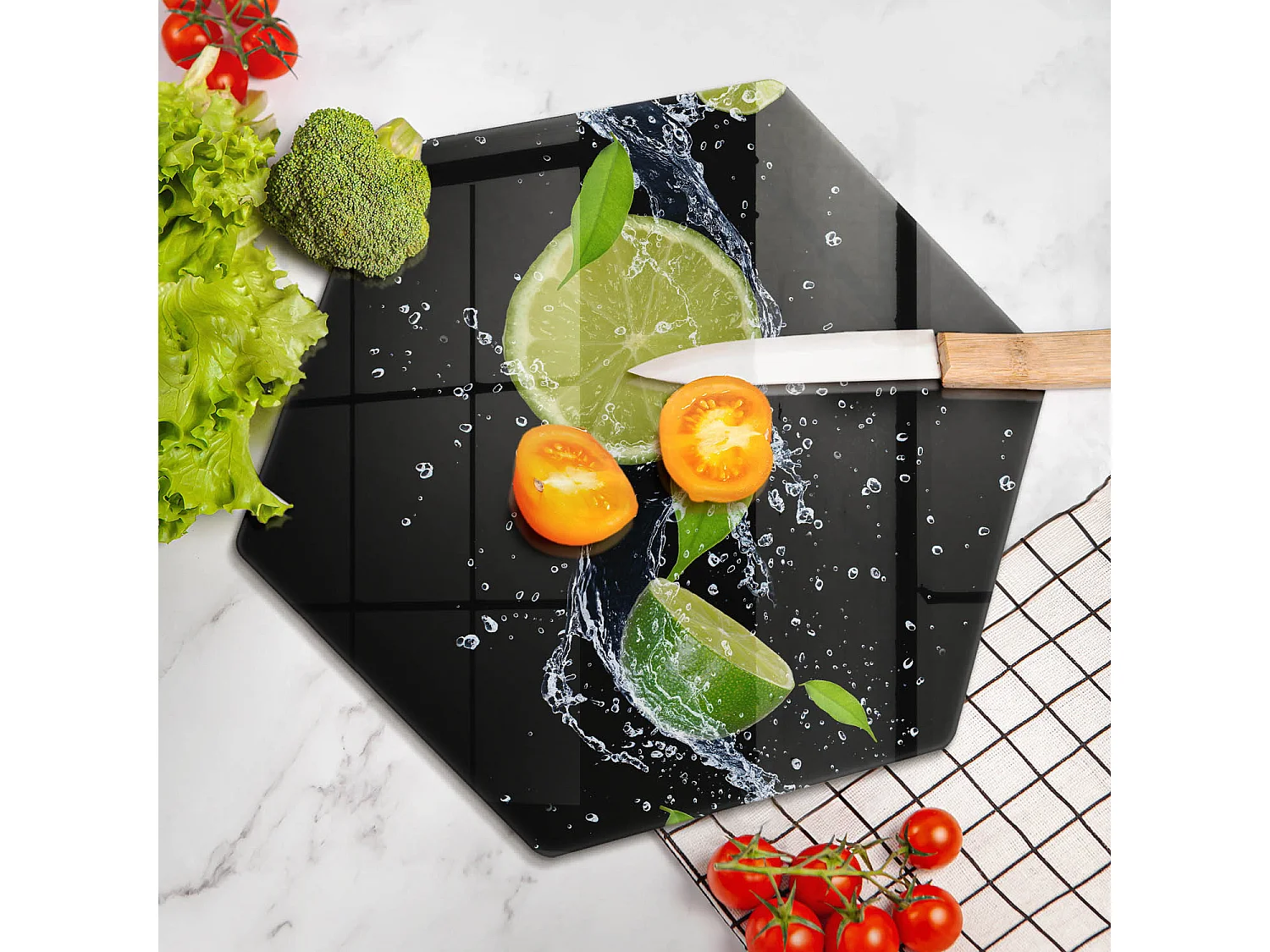 Sechseckiges Küchenbrett aus Glas, 40 cm Saftige Limetten in Wasser