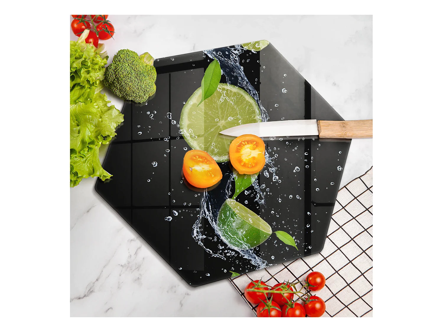 Planche de cuisine hexagonale en verre, 40 cm Citrons verts juteux dans l'eau