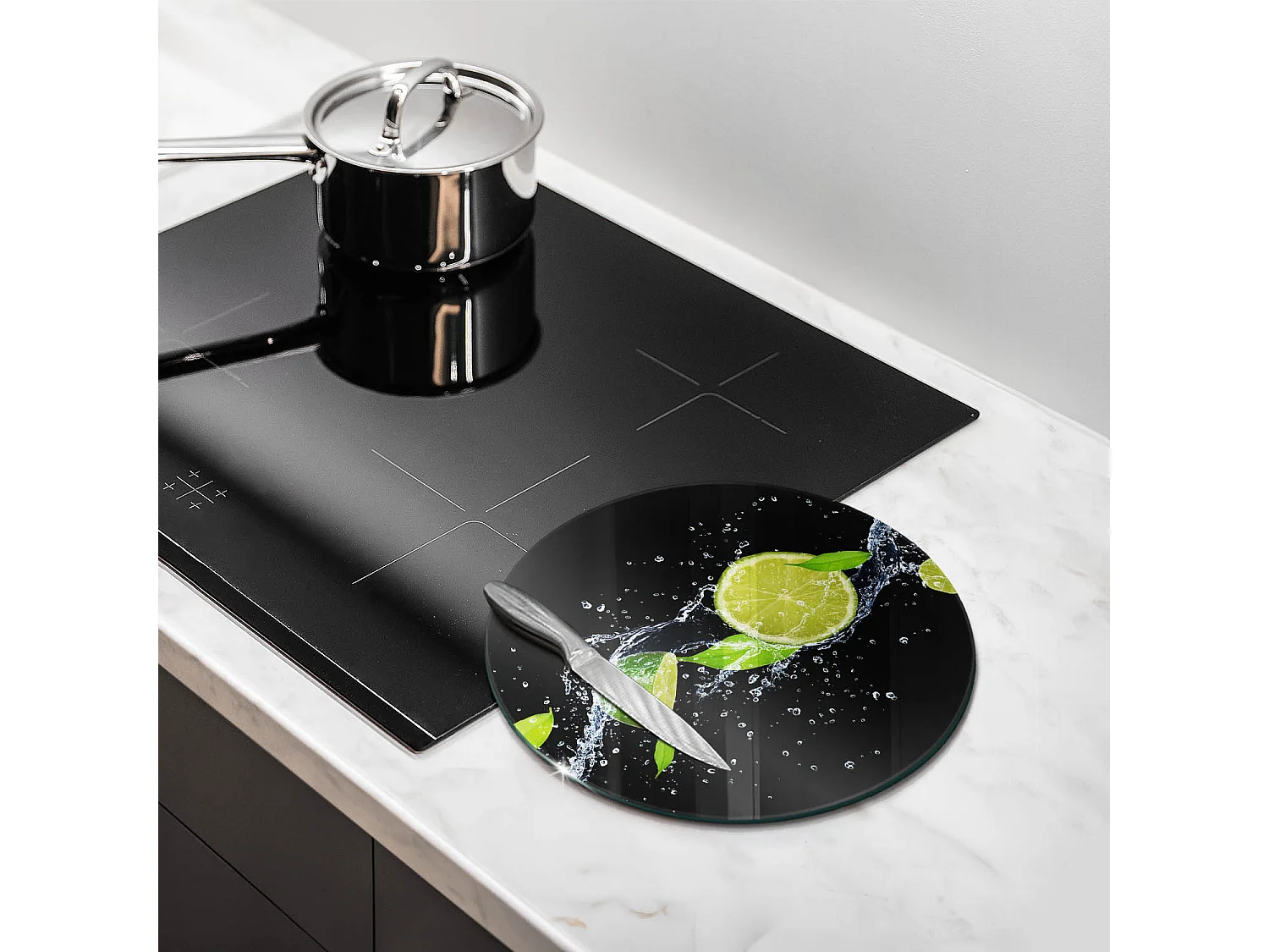 Planche de cuisine ronde en verre, 30 cm Citrons verts juteux dans l'eau