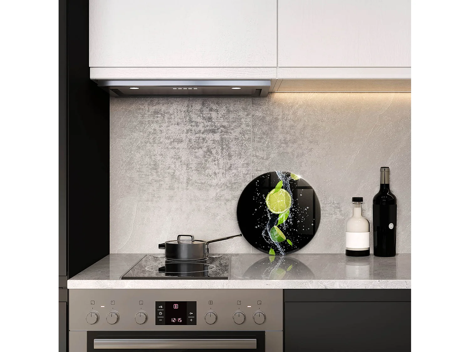 Planche de cuisine ronde en verre, 30 cm Citrons verts juteux dans l'eau