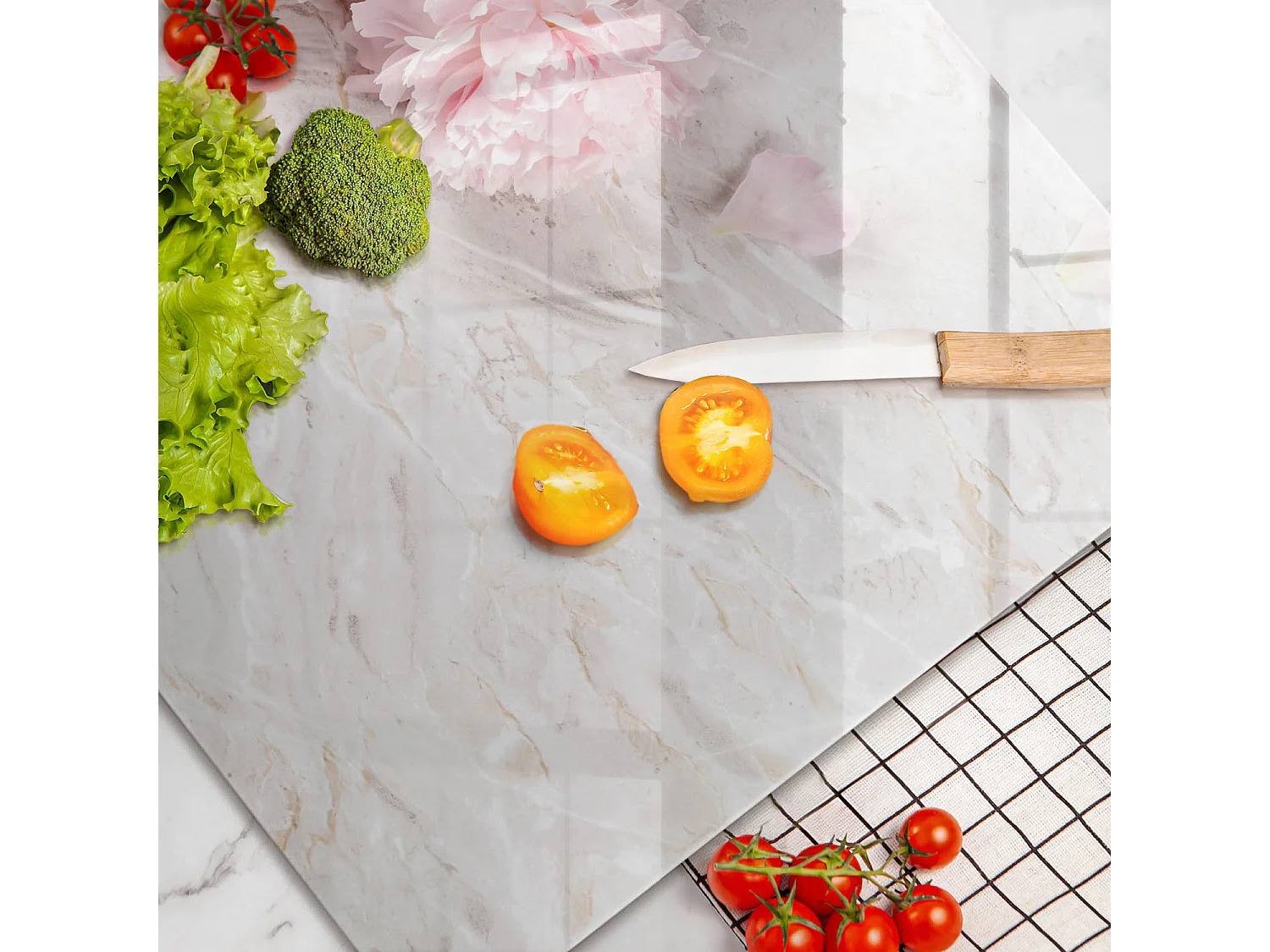 Rechteckiges Küchenbrett aus Glas, 80x52 cm. Zarte rosa Blüten