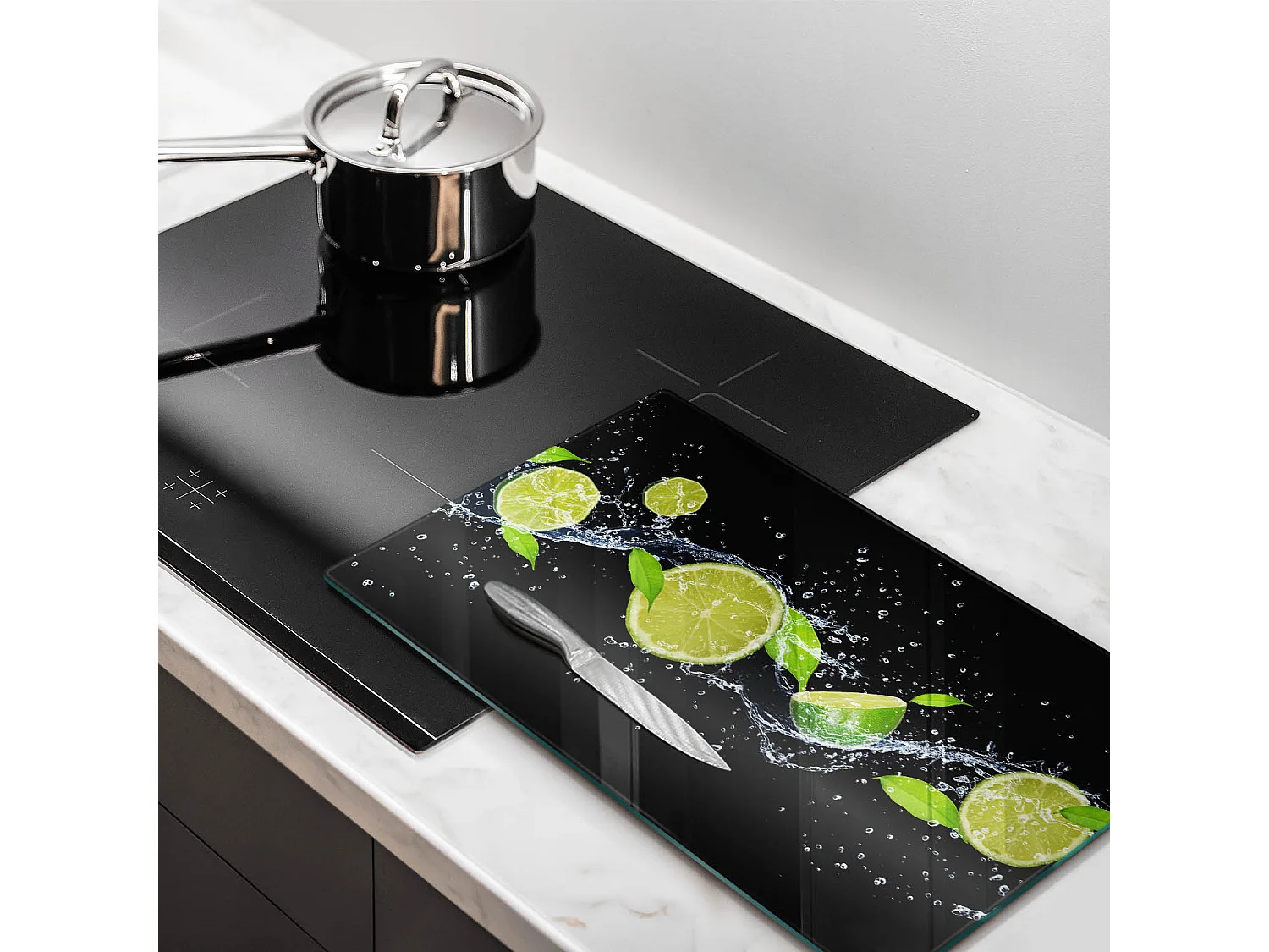 Rechteckiges Küchenbrett aus Glas, 30x52 cm Saftige Limetten in Wasser