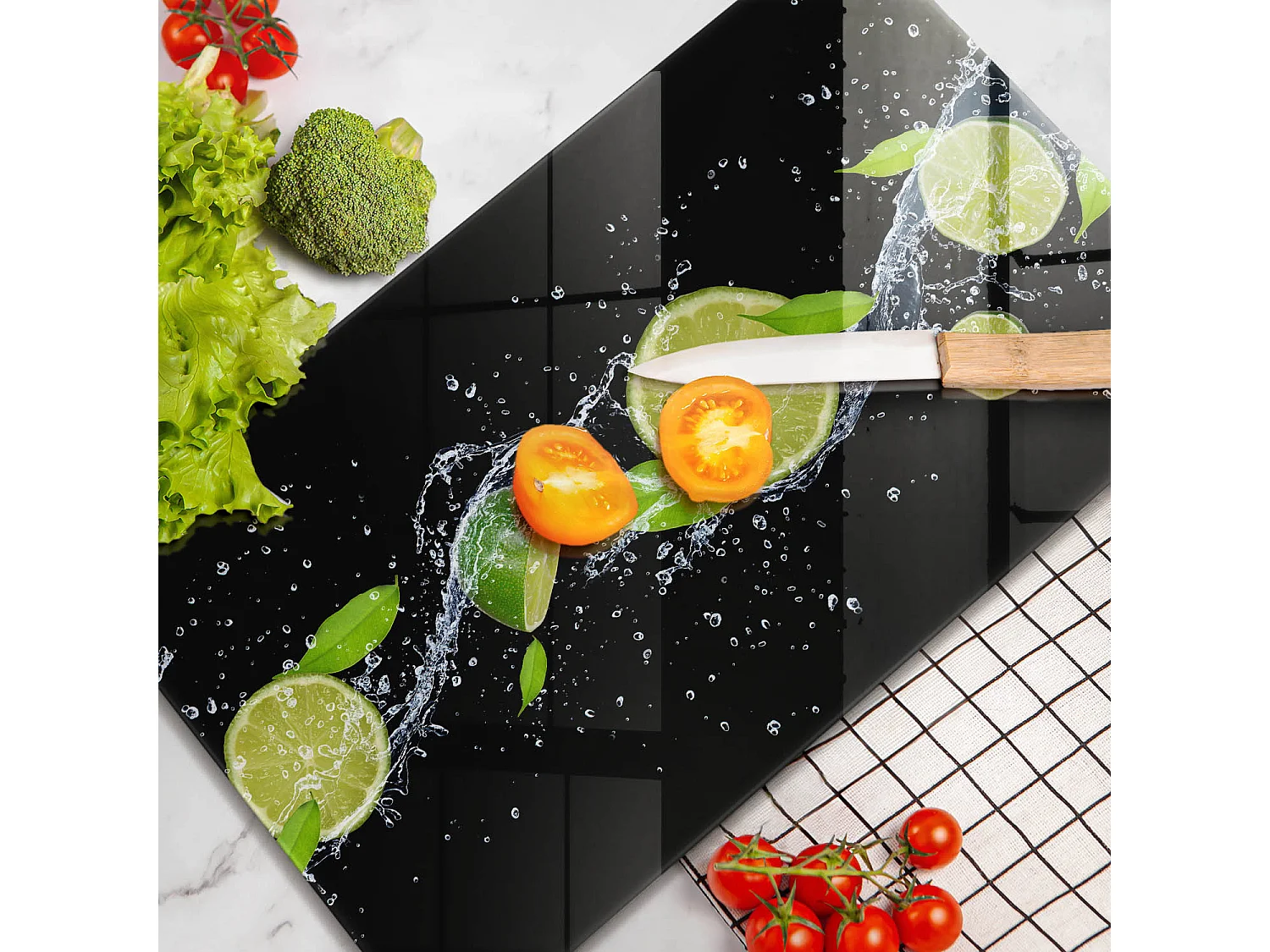 Rechteckiges Küchenbrett aus Glas, 30x52 cm Saftige Limetten in Wasser