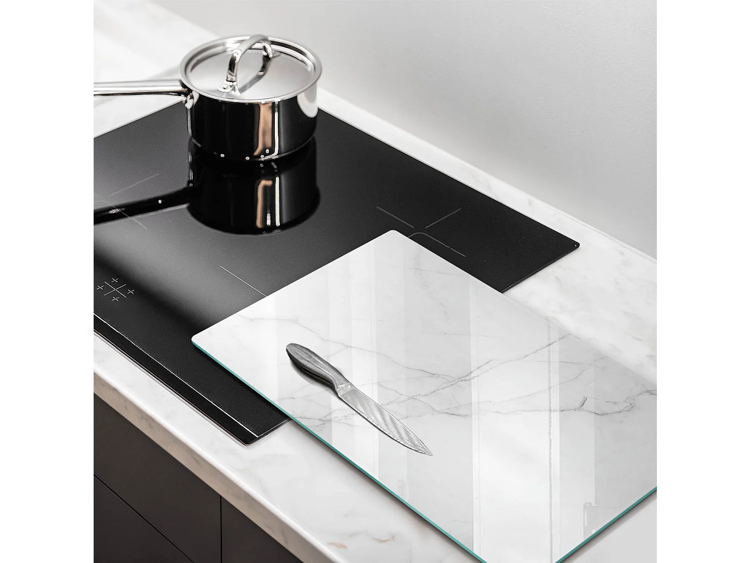 Rechteckiges Küchenbrett aus Glas, 30x52 cm Zarter weißer Marmor.