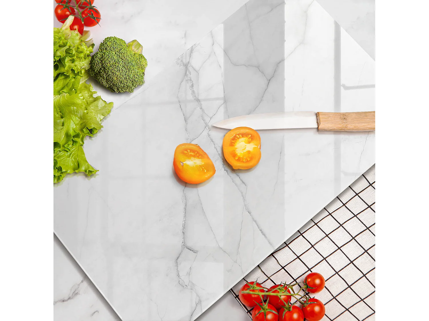 Rechteckiges Küchenbrett aus Glas, 30x52 cm Zarter weißer Marmor.