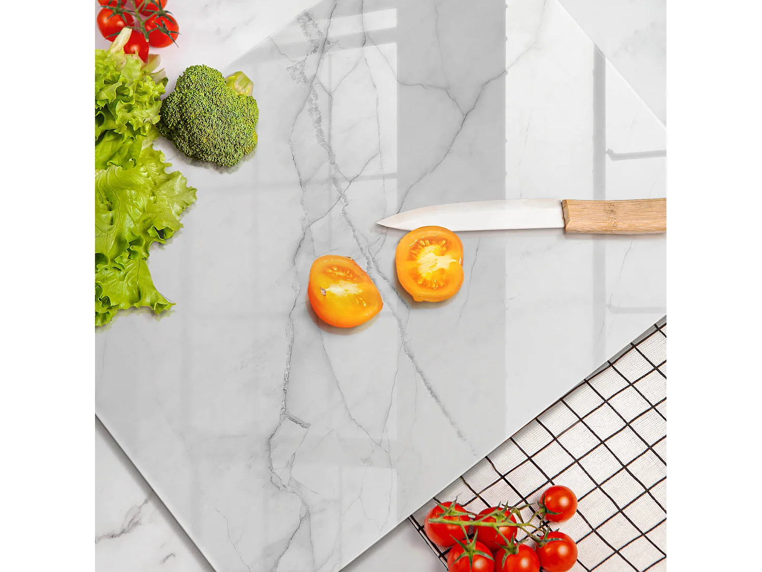 Rechteckiges Küchenbrett aus Glas, 40x52 cm Zarter weißer Marmor.