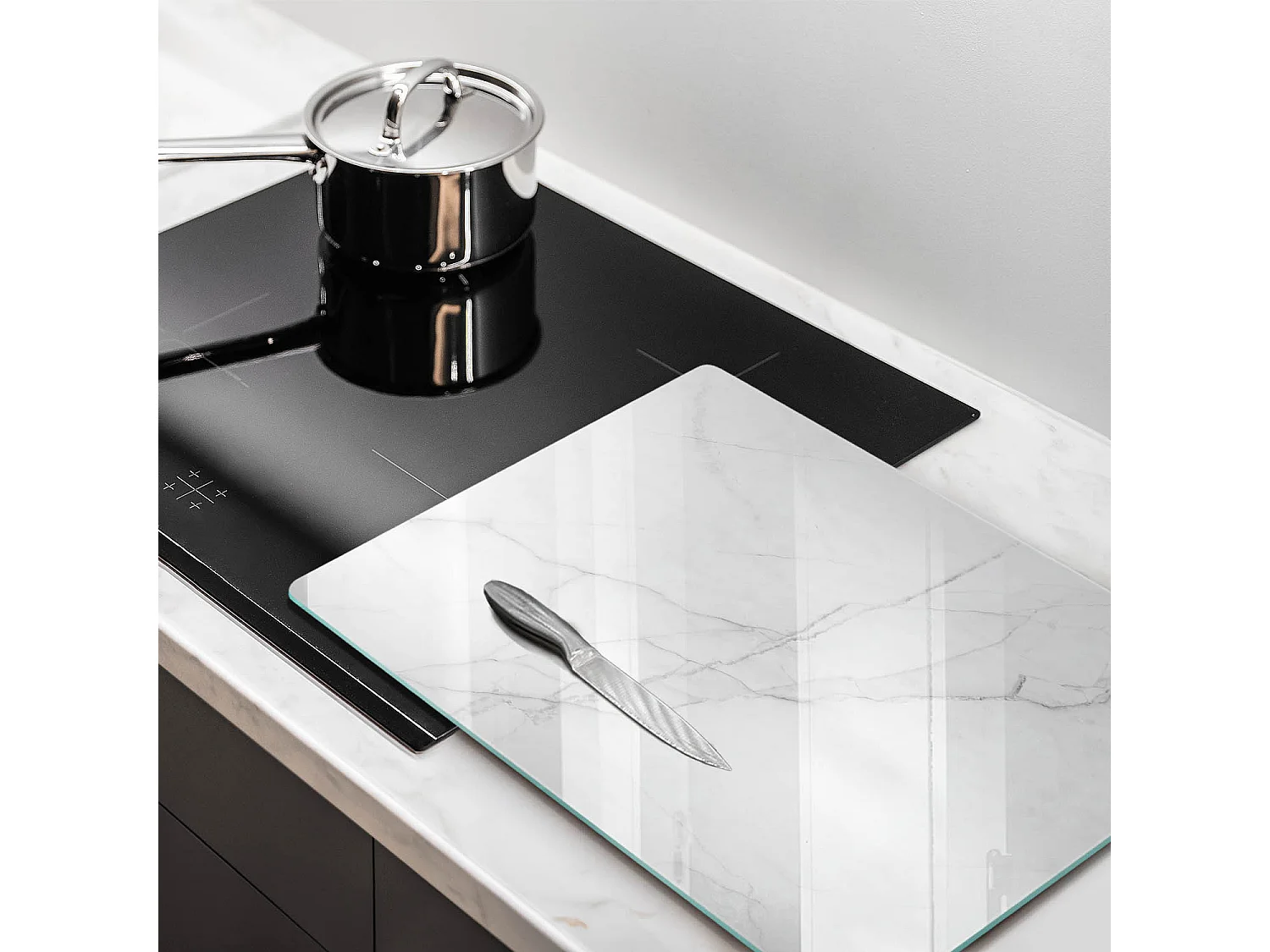 Rechteckiges Küchenbrett aus Glas, 40x52 cm Zarter weißer Marmor.