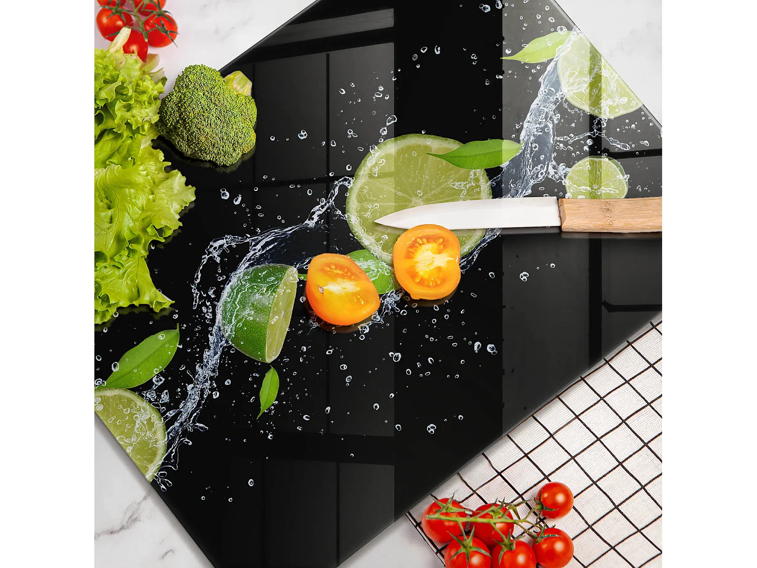 Planche de cuisine rectangulaire en verre, 40x52 cm Citrons verts juteux dans l'eau