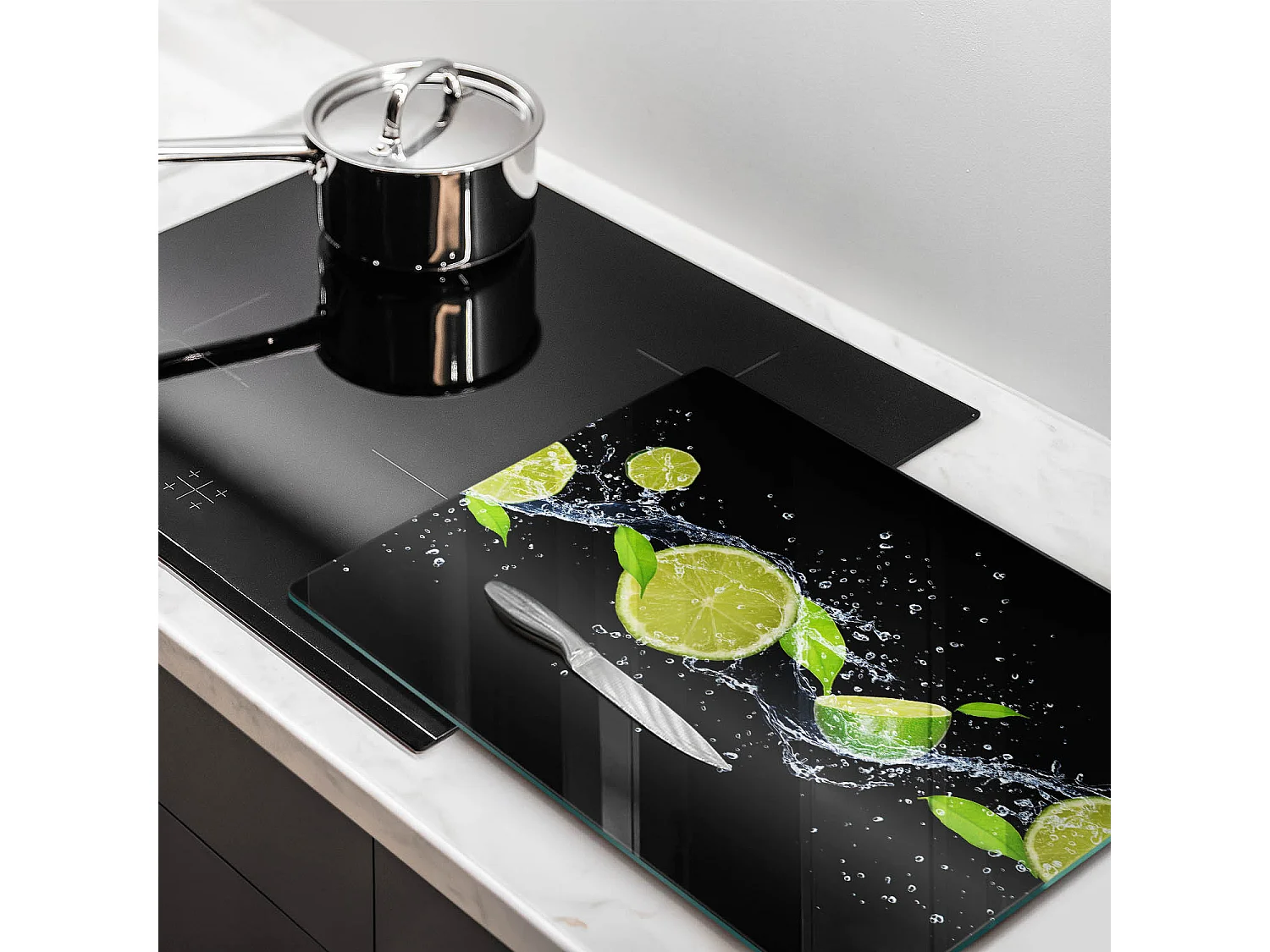 Planche de cuisine rectangulaire en verre, 40x52 cm Citrons verts juteux dans l'eau