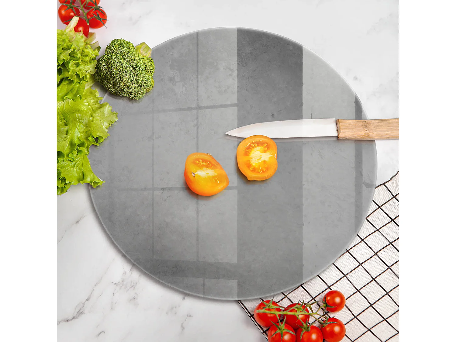 Rundes Küchenbrett aus Glas, 40 cm, Hintergrund mit Betonstruktur