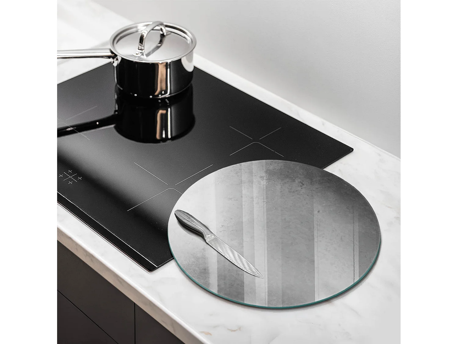 Rundes Küchenbrett aus Glas, 40 cm, Hintergrund mit Betonstruktur