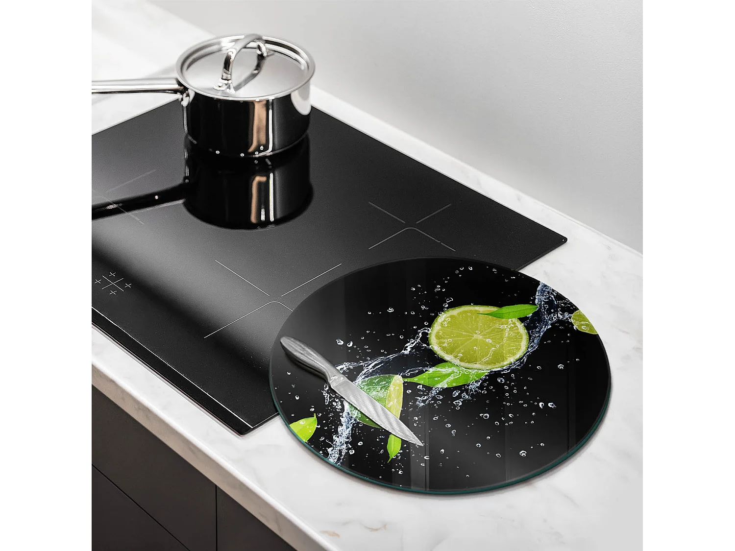 Planche de cuisine ronde en verre, 40 cm Citrons verts juteux dans l'eau