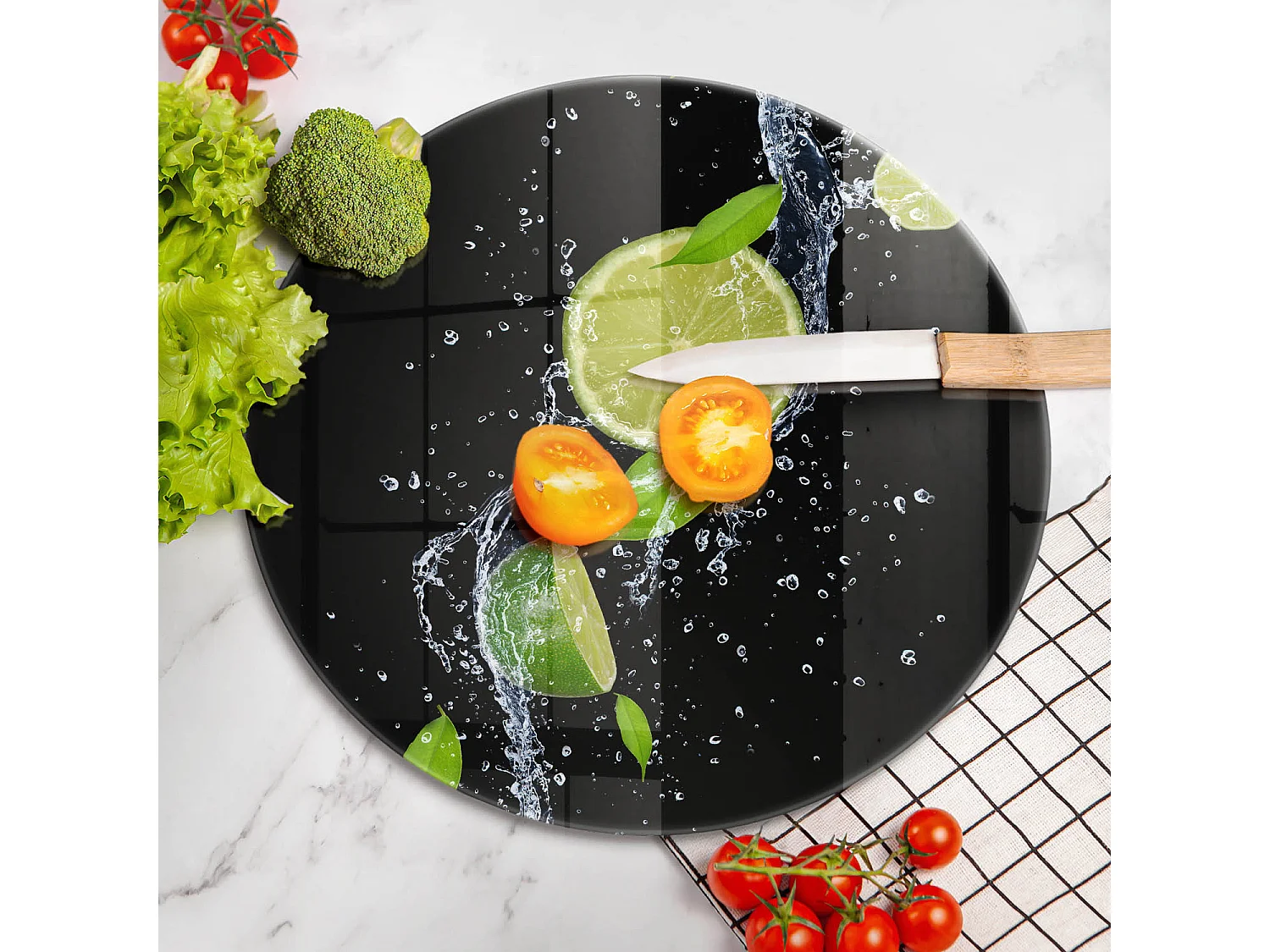Rundes Küchenbrett aus Glas, 40 cm Saftige Limetten in Wasser