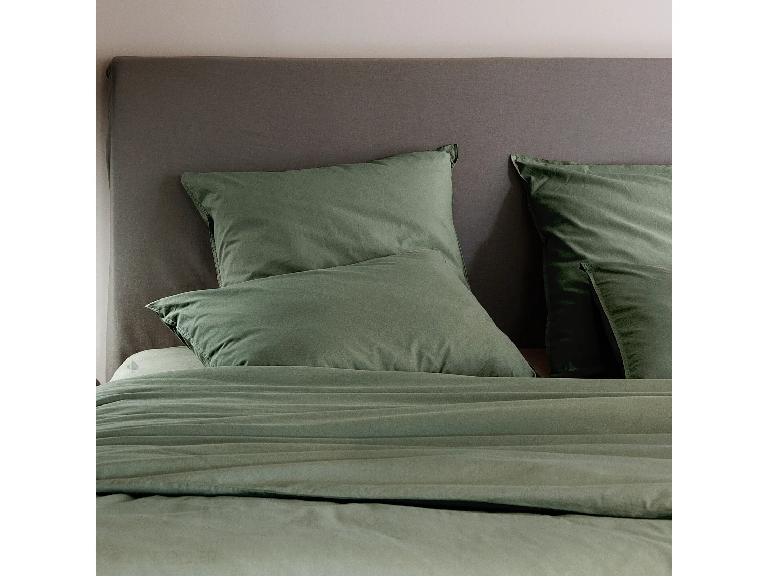 Parure de lit 260x240 cm et 50x70 cm coton lavé PALACE vert mousse 3 pièces