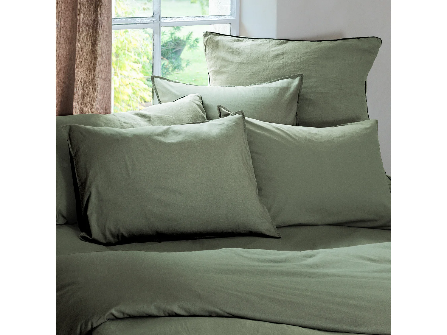 Parure de lit 260x240 cm et 50x70 cm coton lavé PALACE vert mousse 3 pièces