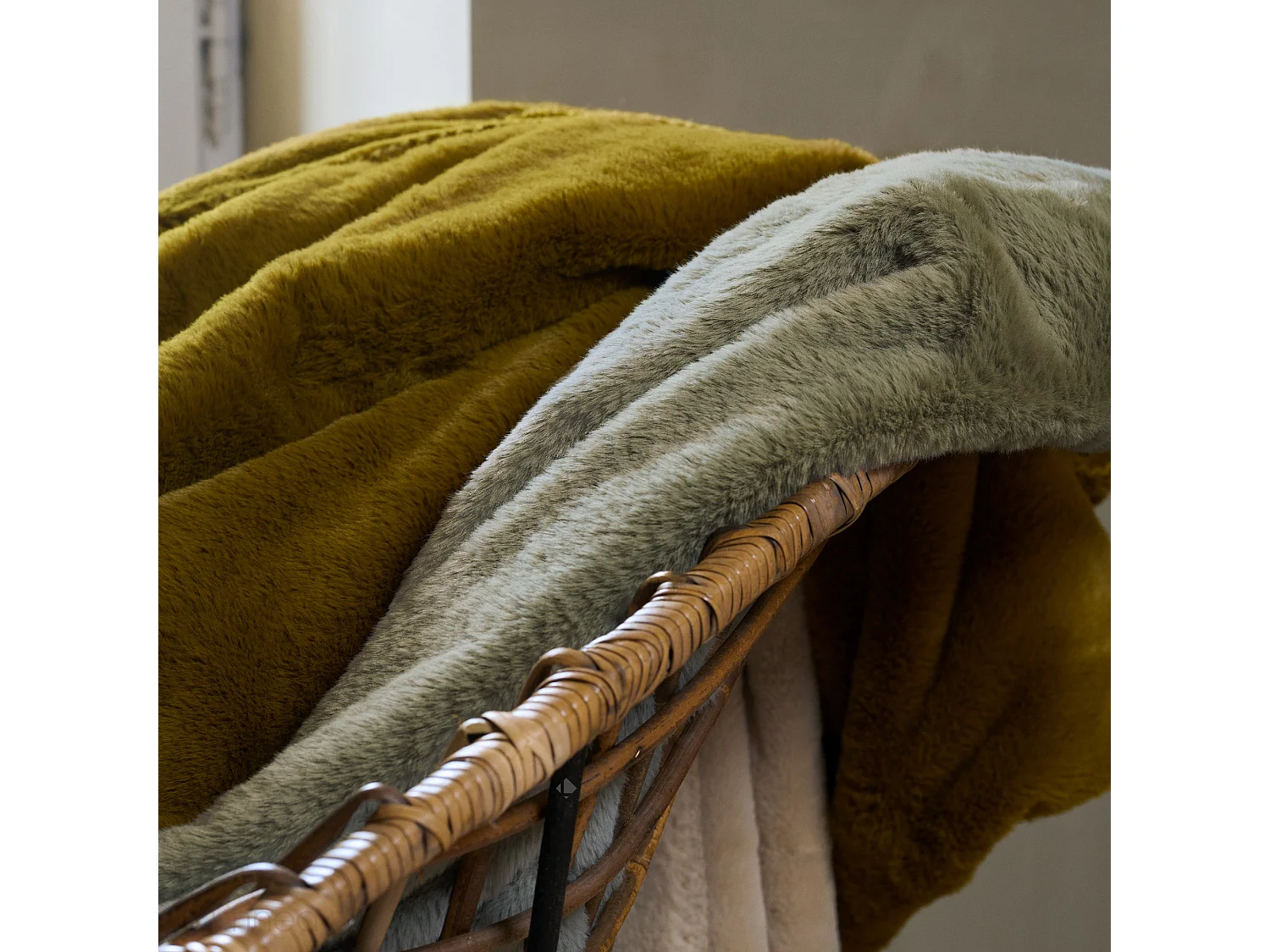 Maxi plaid en polyester 150x200 cm TANUKI fausse fourrure jaune foin