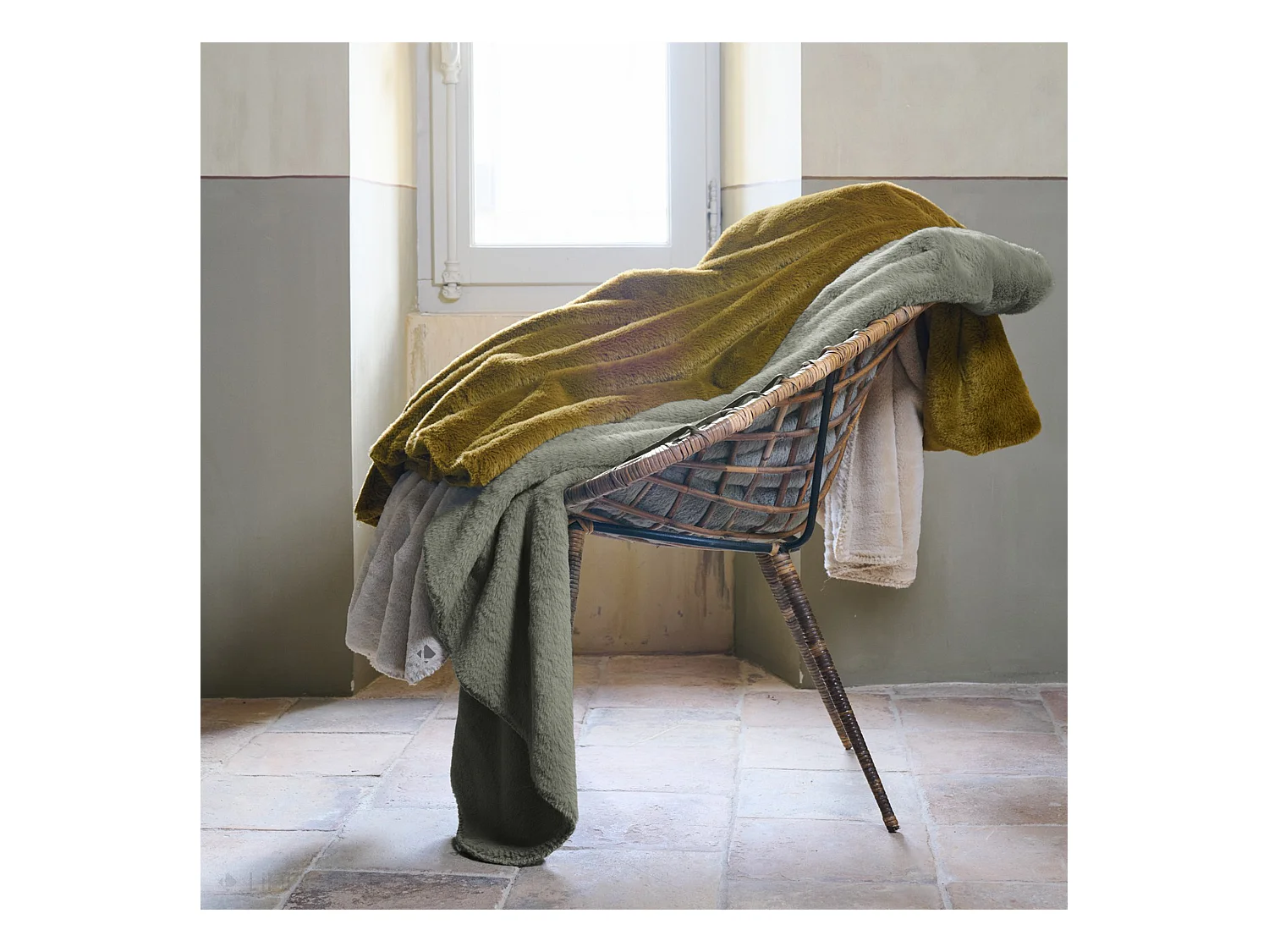 Maxi plaid en polyester 150x200 cm TANUKI fausse fourrure vert laurier