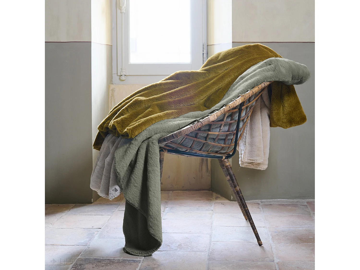 Maxi plaid en polyester 150x200 cm TANUKI fausse fourrure vert laurier