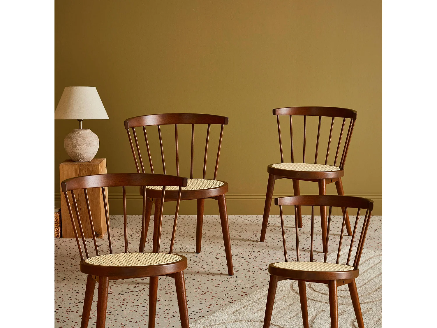 Lot de 4 chaises bois foncé en bois et cannage. Nora. L 53 x P 53.5 x H 76cm