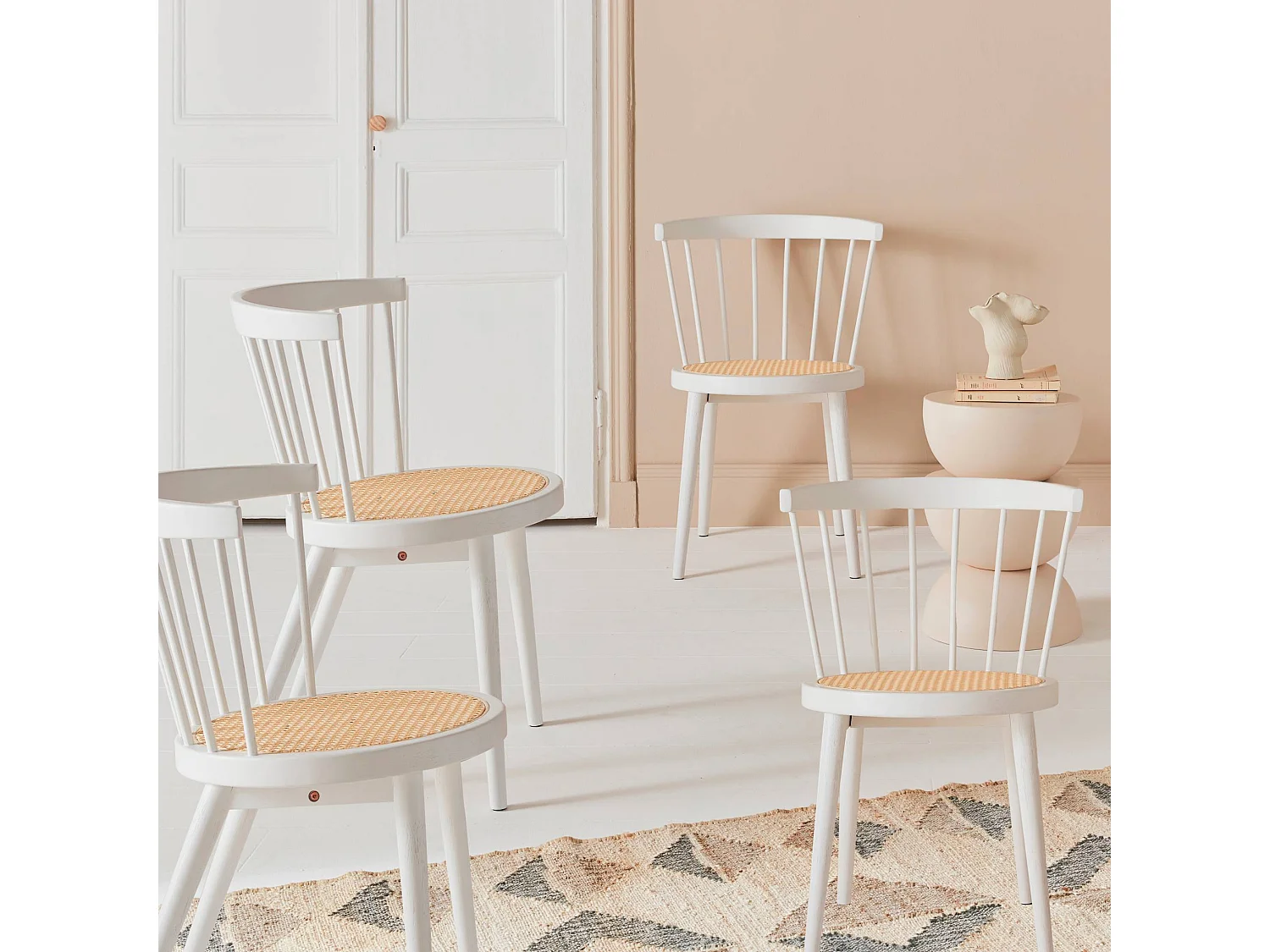 Lot de 4 chaises blanches en bois et cannage. Nora. L 53 x P 53.5 x H 76cm