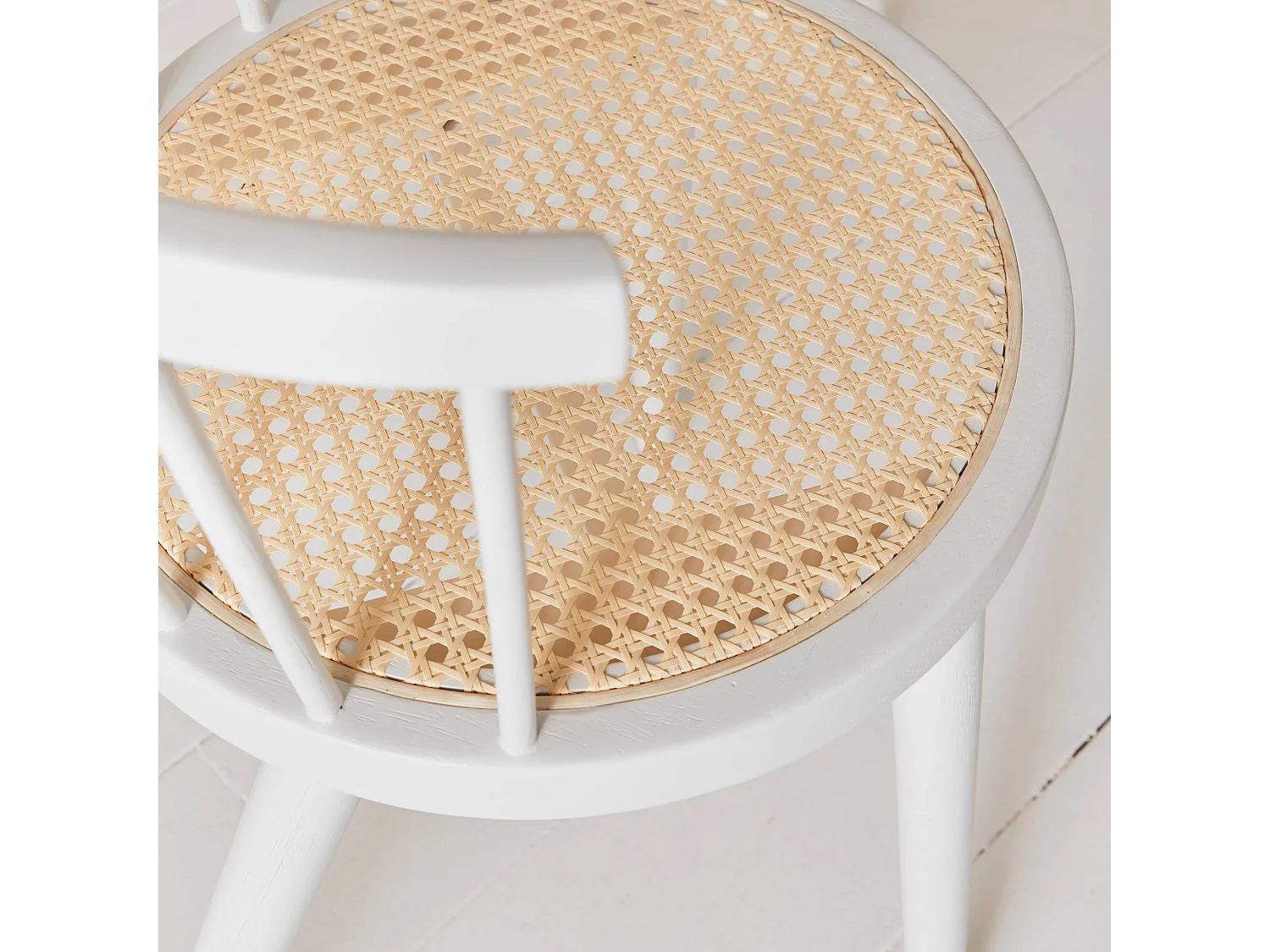 Lot de 4 chaises blanches en bois et cannage. Nora. L 53 x P 53.5 x H 76cm