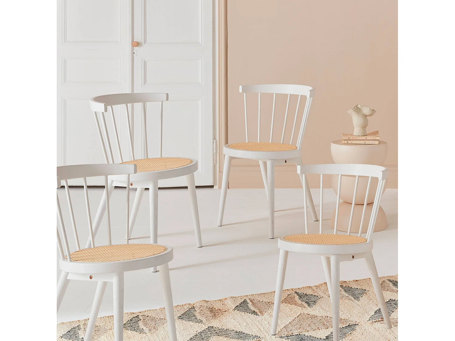Lot de 4 chaises blanches en bois et cannage. Nora. L 53 x P 53.5 x H 76cm