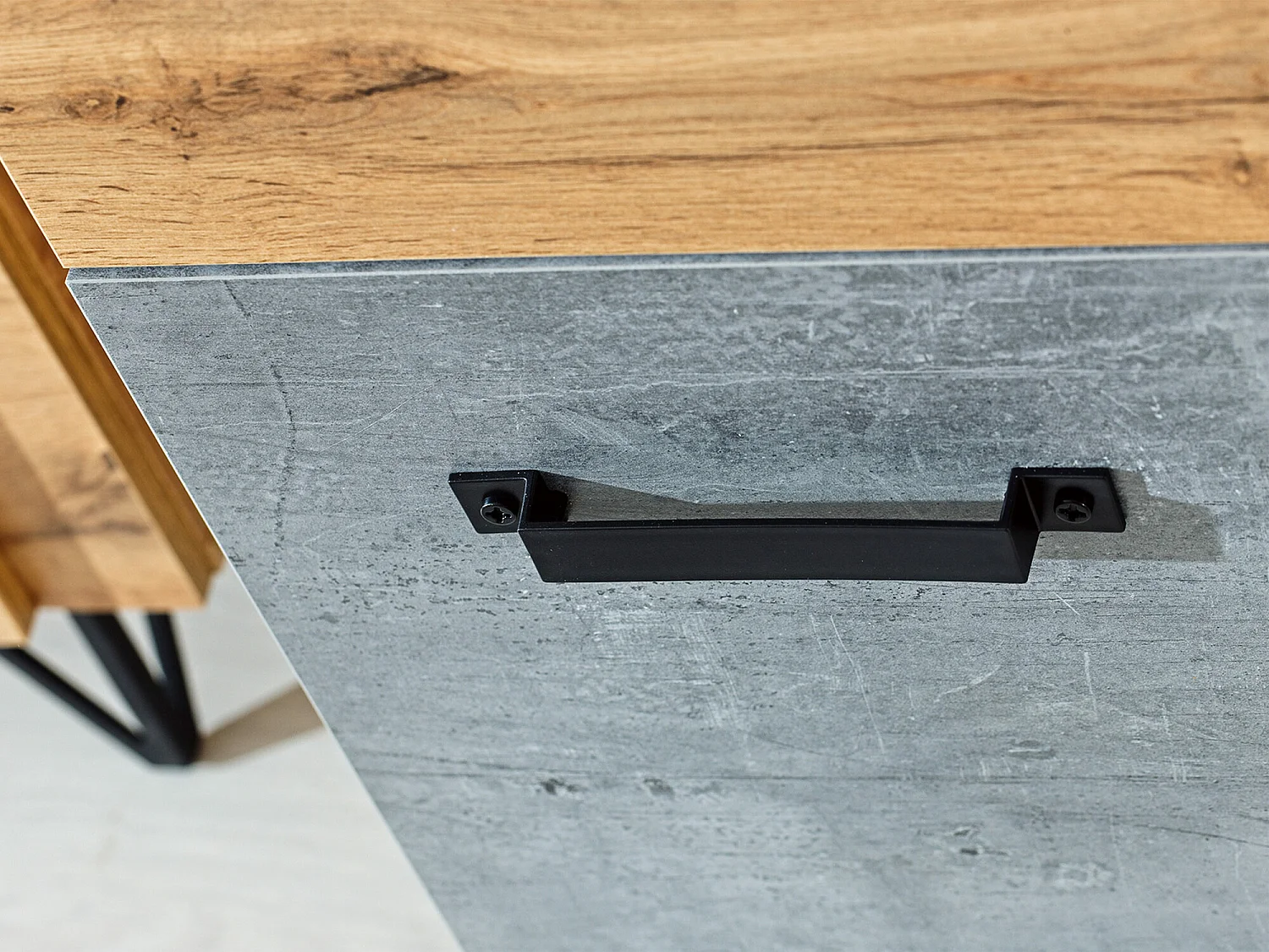 Mesa de escritório Ogden K108, Com portas, O número de portas: 1