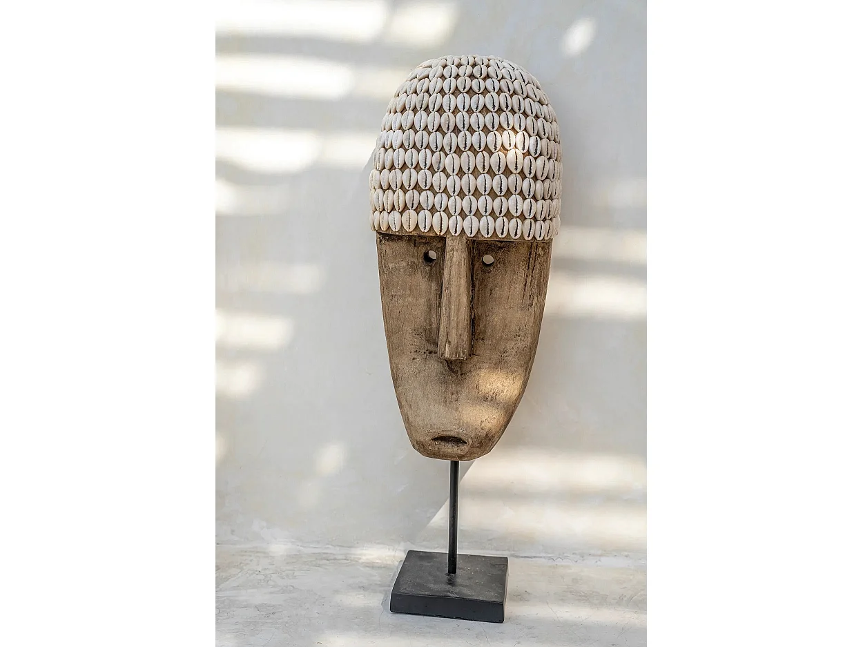 Die Cowrie Maske am Stand - Gross