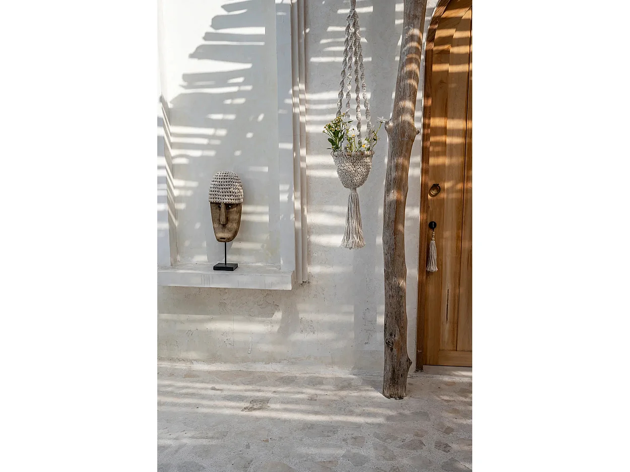 Die Cowrie Maske am Stand - Gross