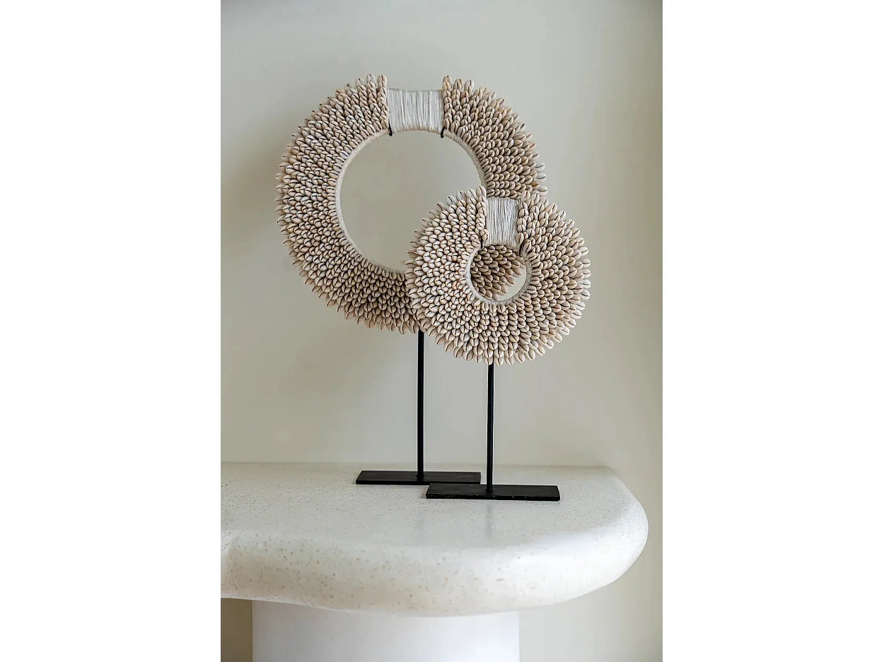 De Papua Shell Disc On Stand - Wit - M