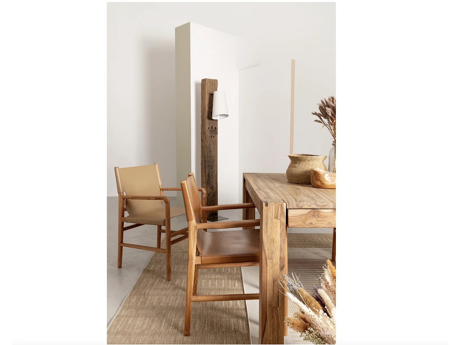 Fauteuil en bois de Teck et cuir Karole – Modernité et durabilité-Couleur Marron clair