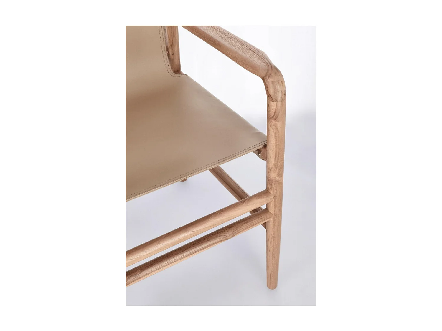 Fauteuil en bois de Teck et cuir Karole – Modernité et durabilité-Couleur Marron clair