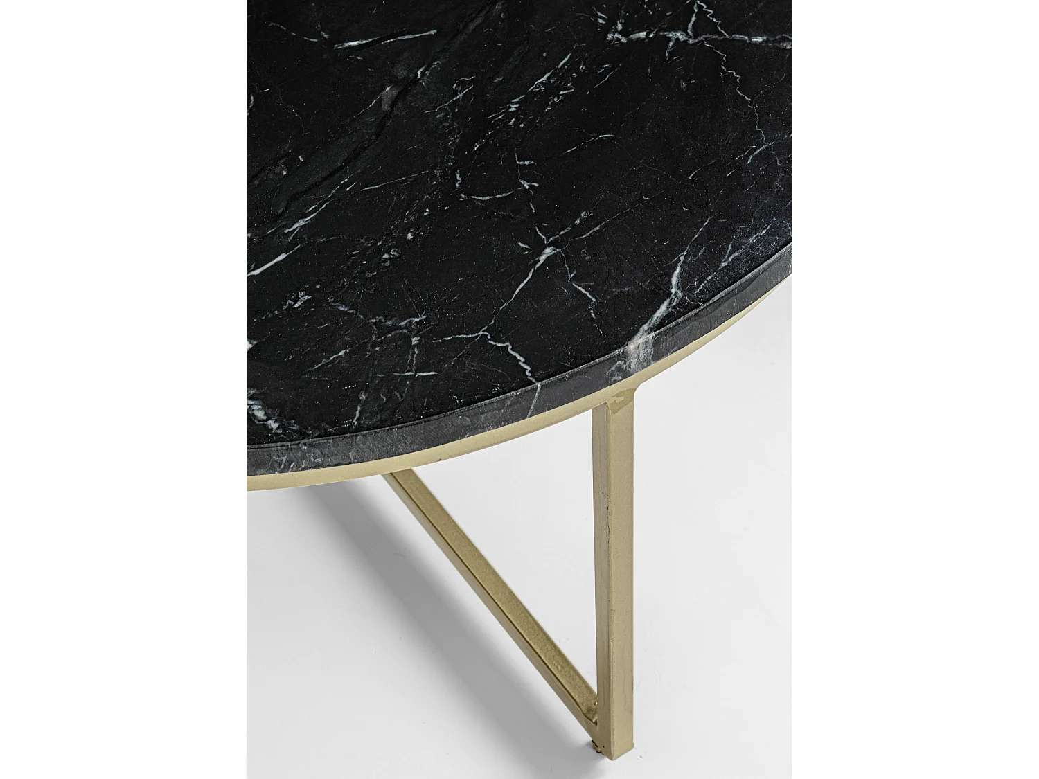 Table basse en marbre noir et pieds acier doré Pery D 67.5cm