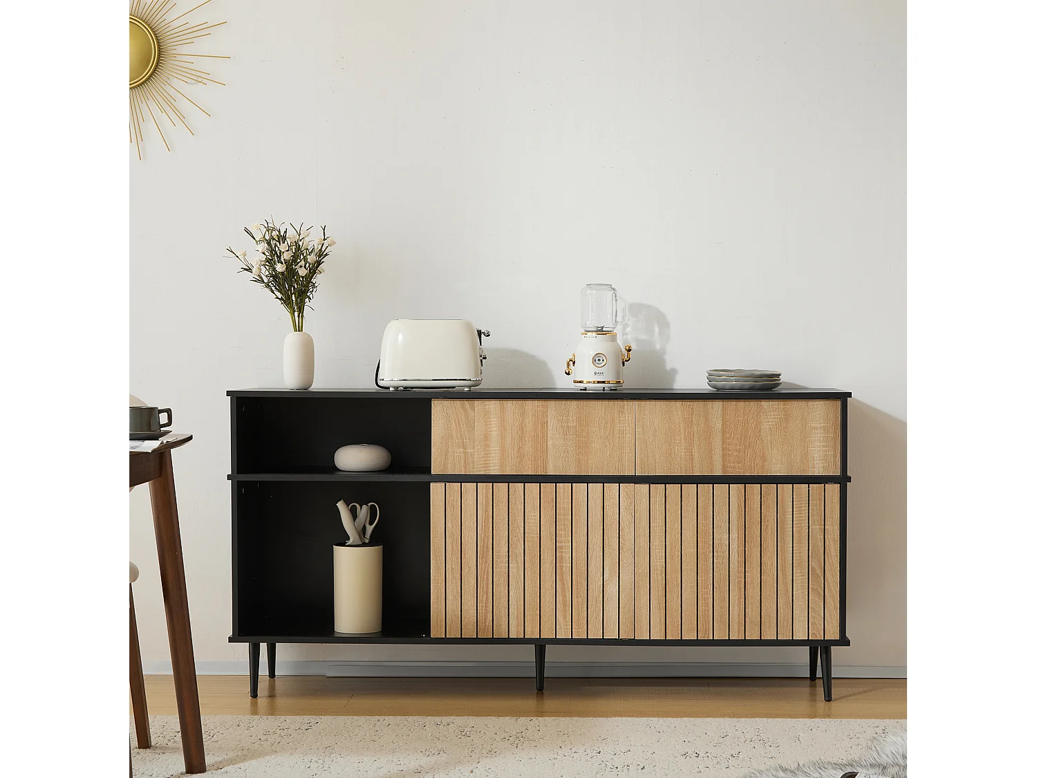 Modernes Sideboard – 4 Schiebetüren und 1 Schublade – mit verstellbaren Einlegeböden – Natur & Schwarz