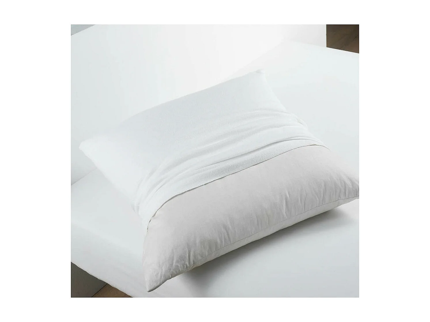 Lot de 2 oreillers 65 x 65, Mousse à mémoire de Forme, Spécial Cervicale, + 2 Protèges Oreillers Microfibres Anti Bactérien