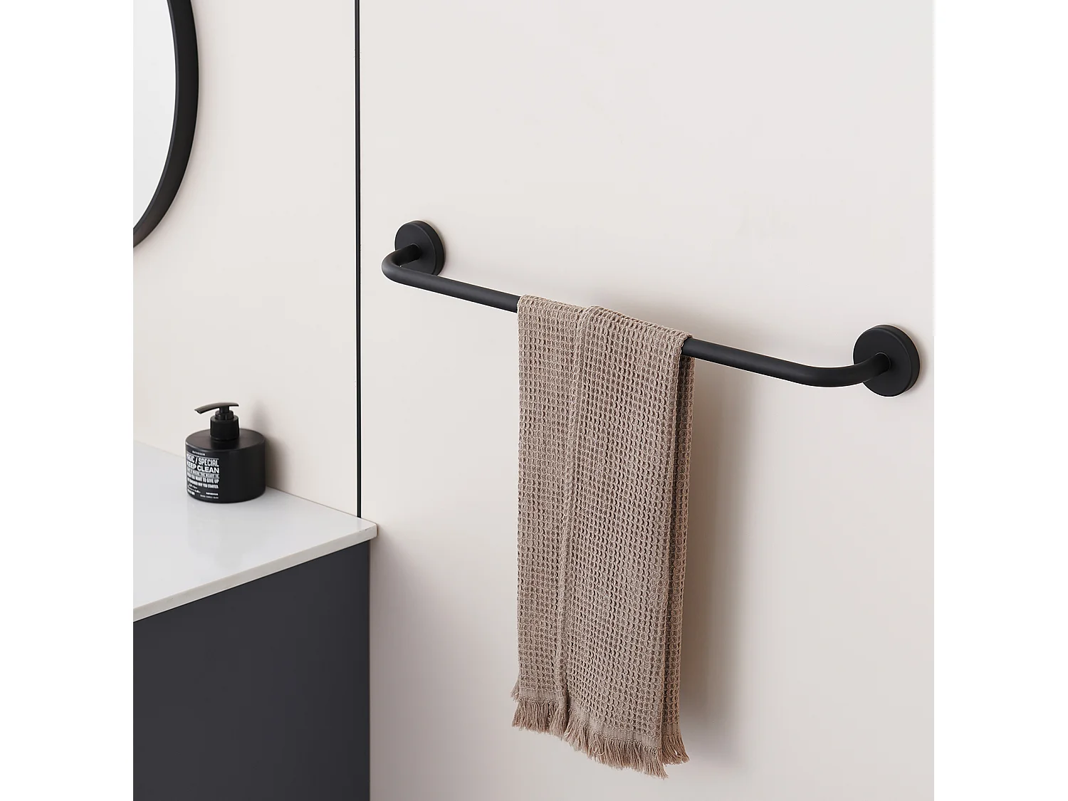 Colonne de Douche Noir Sans Mitigeur,Ensemble Douche en Hauteur Réglable de 690-1130 mm+Porte-Serviettes de Salle de Bain,Auto-adhésif/ Perçage,60CM