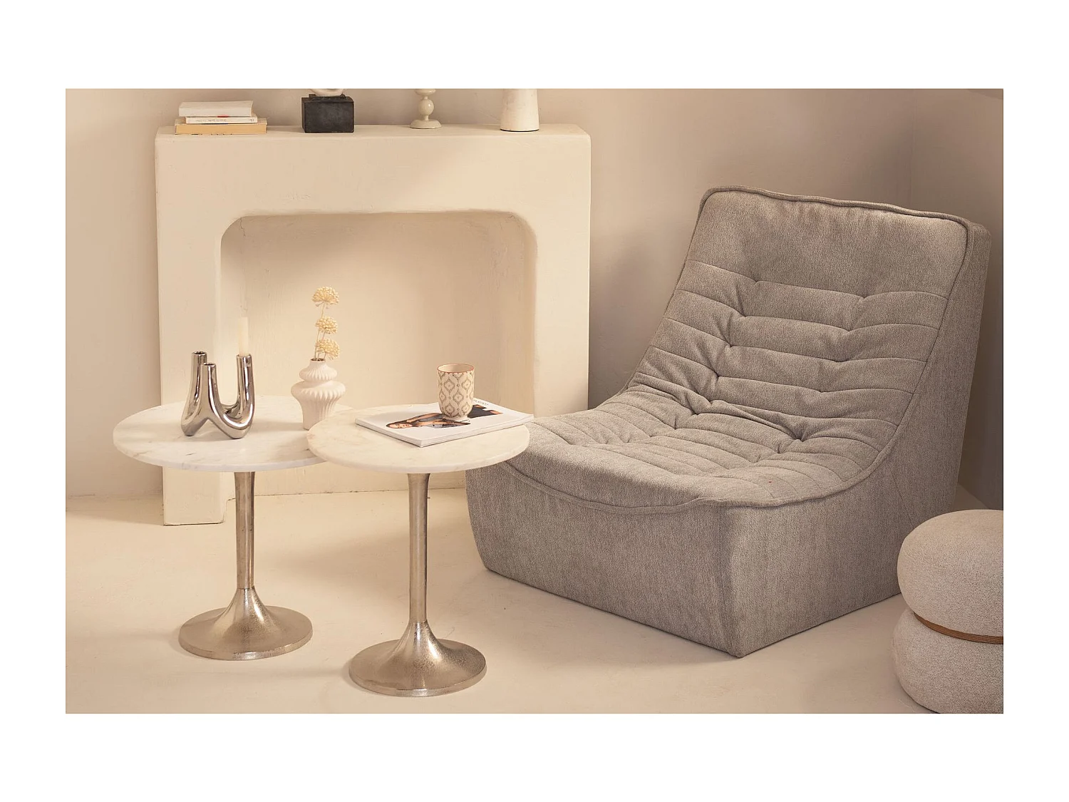 Bout de canapé tulipe en métal argenté et marbre blanc D46 - PLAKA
