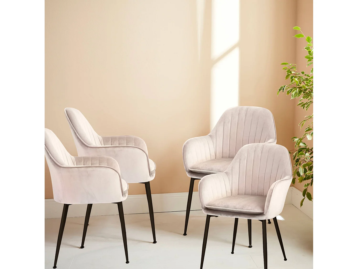 Lot de 4 fauteuils en velours blanc cassé et pieds en métal noir. Shella L 57 x P 59 x H 84.5