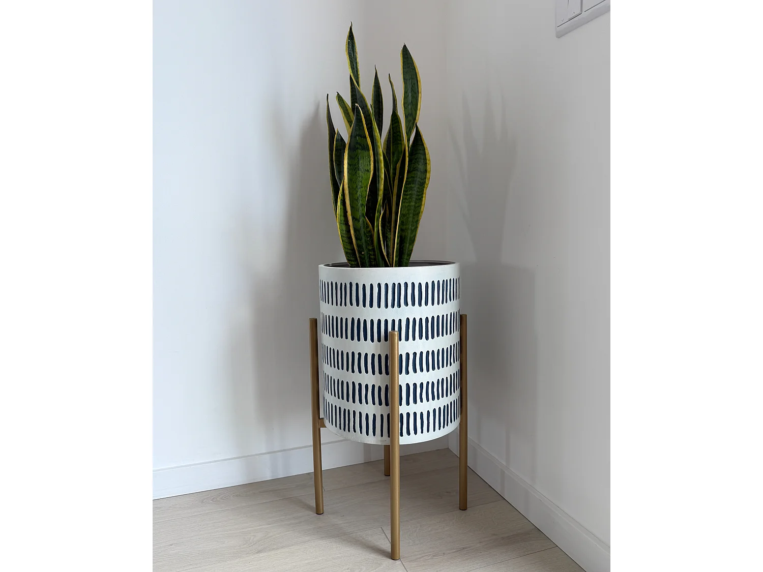 Blumentopf mit Beinen NEMOROSA Metall 31 cm Weiss