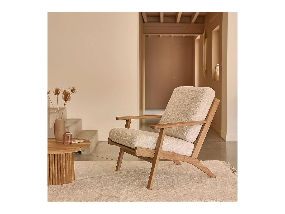Poltrona in massello di teak con seduta in bouclé