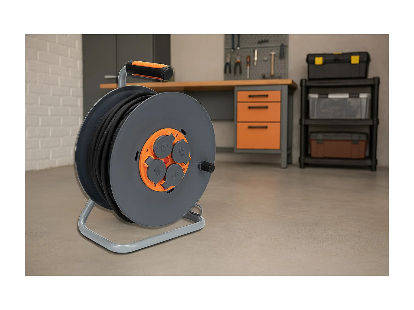 Avvolgicavo da cantiere IP44 Zenitech 40m, 4 prese 16A, cavo 3G1,5mm², manovella estraibile, arancione anticorrosione