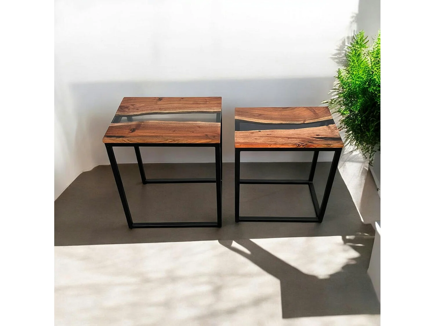 Table basse gigogne epoxy noir et bois d'acacia (lot de 2) BORA