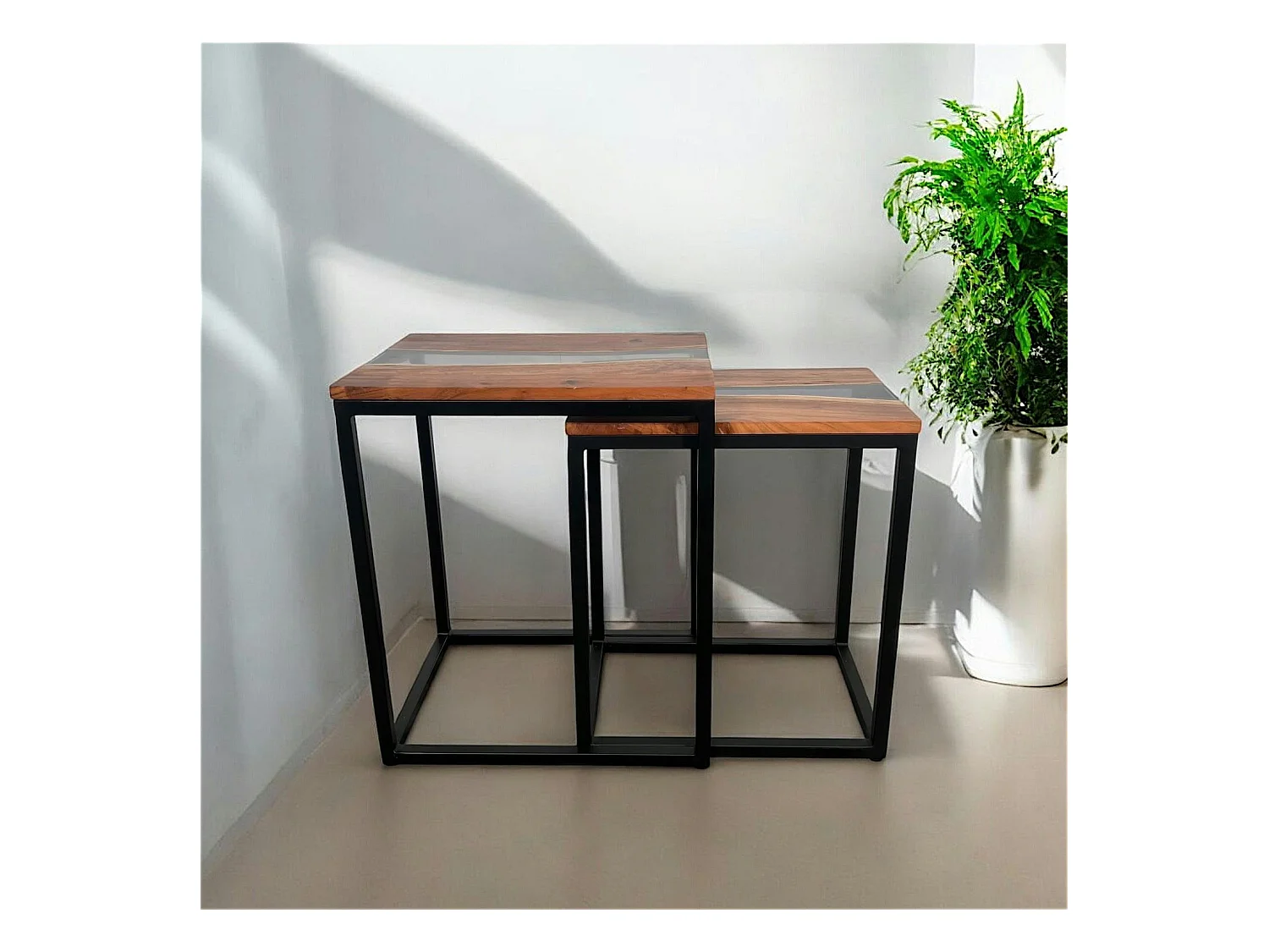Table basse gigogne epoxy noir et bois d'acacia (lot de 2) BORA