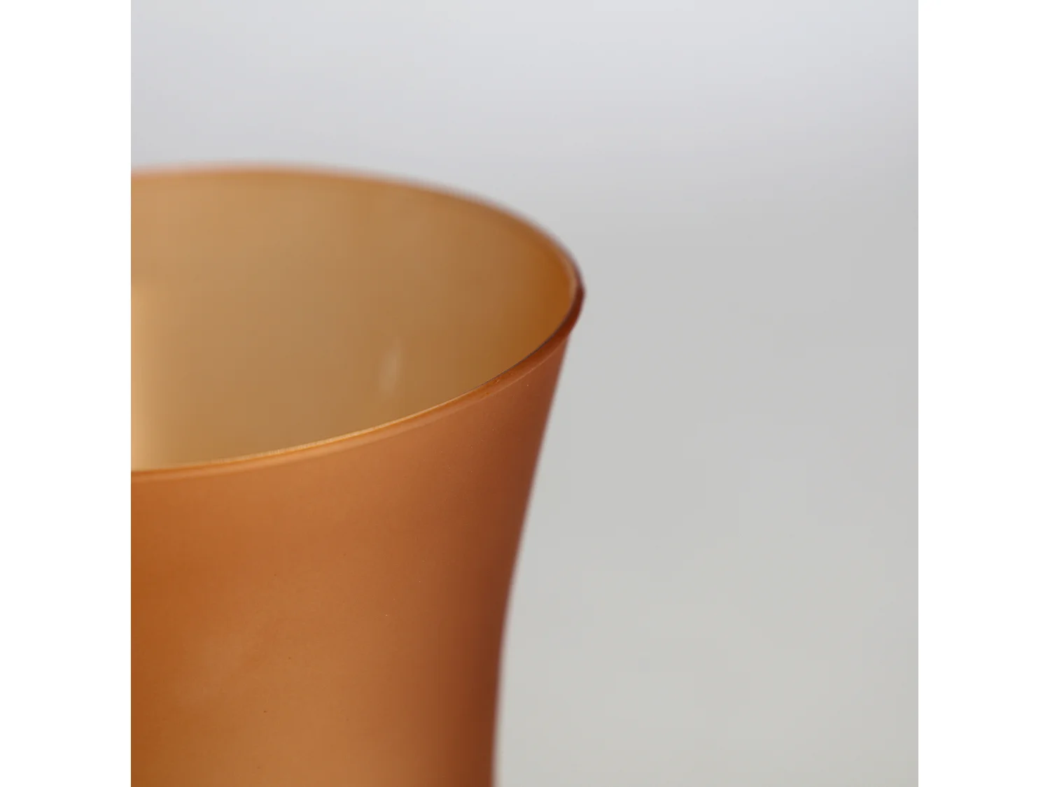 Jarrón de vidrio en color naranja de 14x14x18cm