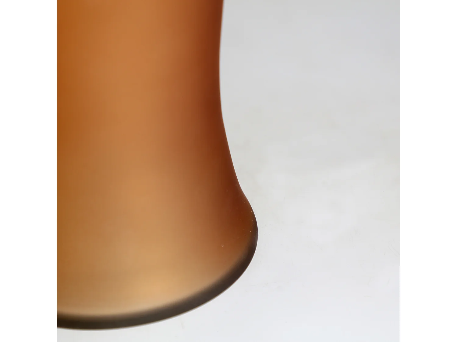 Jarrón de vidrio en color naranja de 14x14x18cm