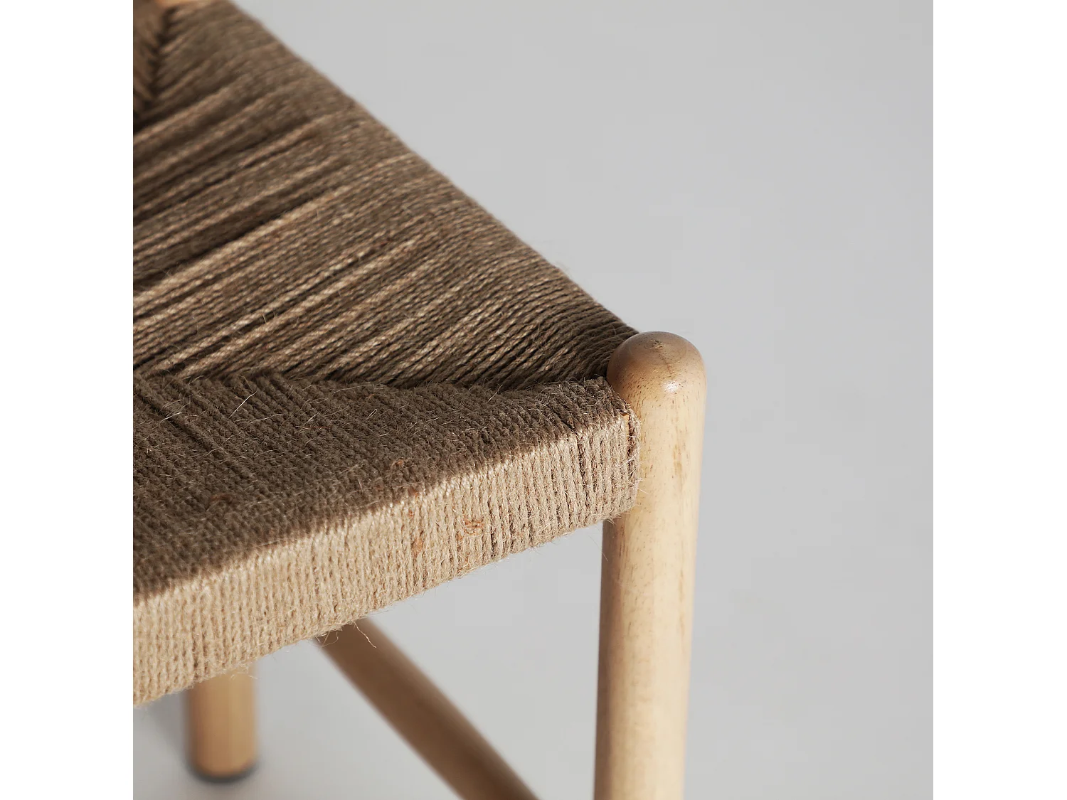 Taburete de madera de caucho en color marrón de 41x35x43cm