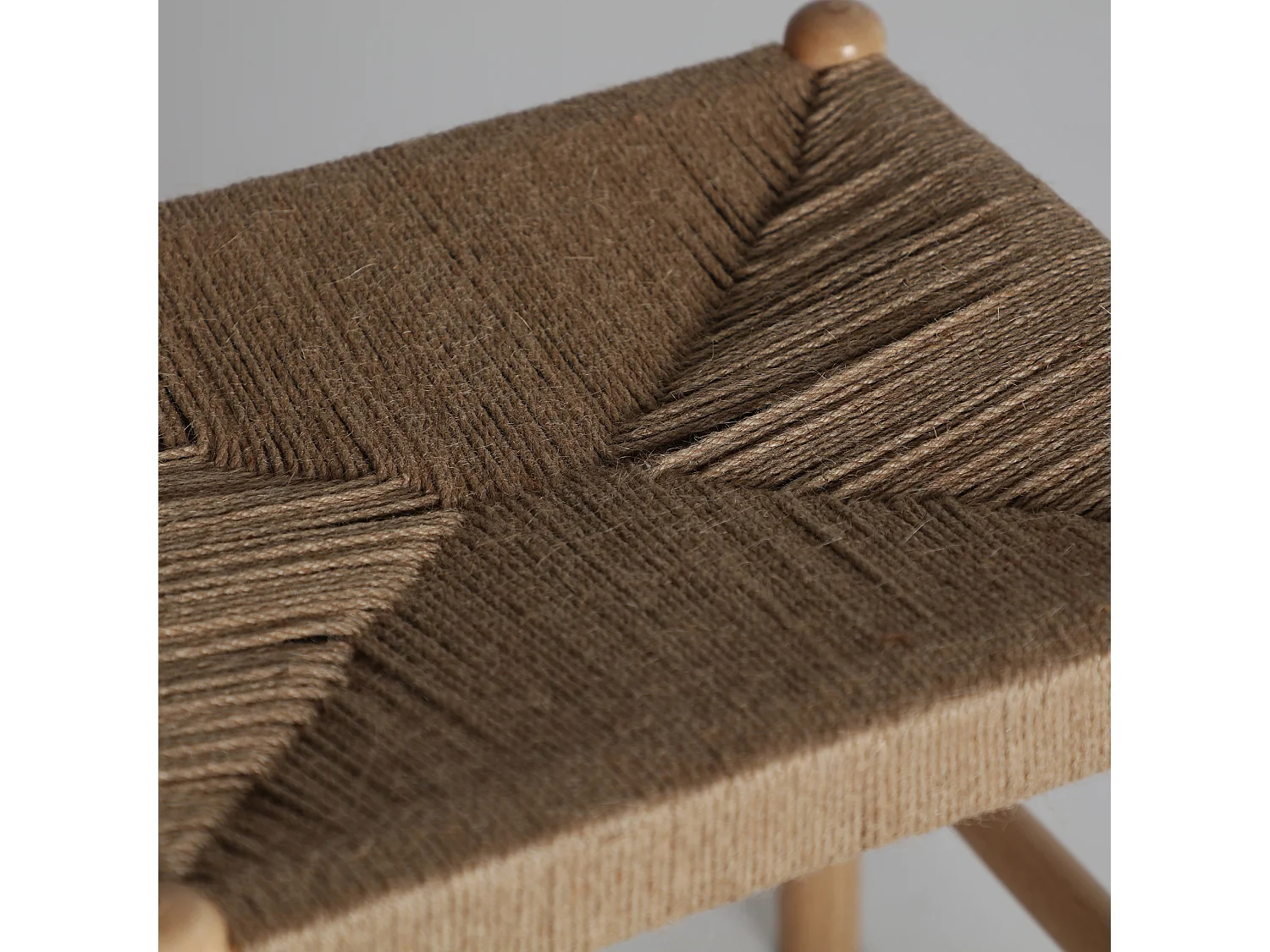 Taburete de madera de caucho en color marrón de 41x35x43cm