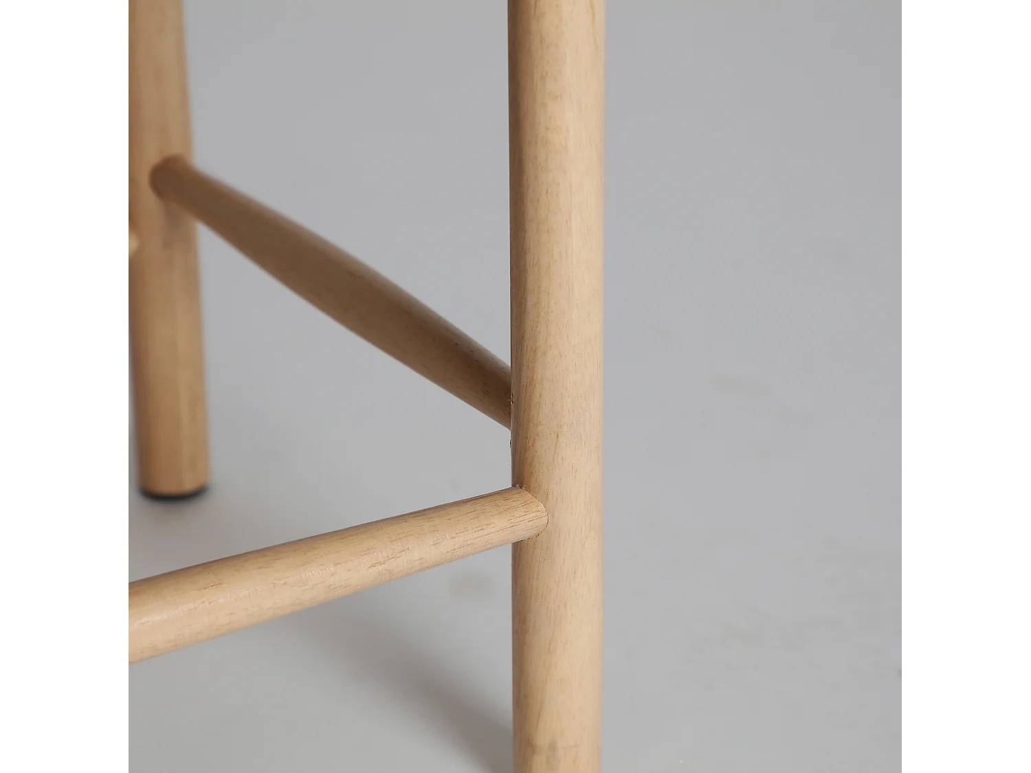 Taburete de madera de caucho en color marrón de 41x35x43cm