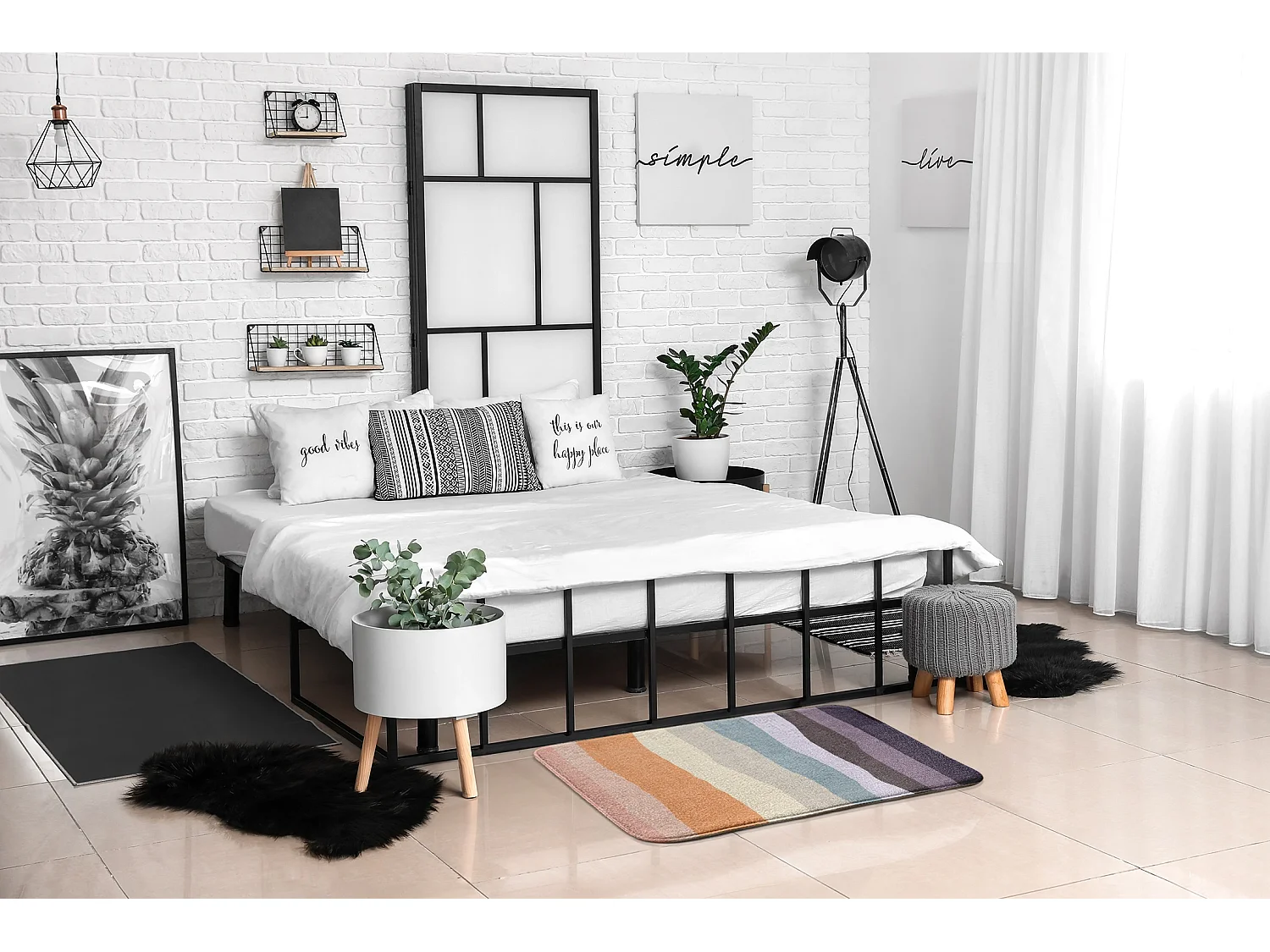 Teppich für das Schlafzimmer, 75 x 45 cm. Bunte vertikale Streifen. Trendiger Teppich für das Schlafzimmer oder Wohnzimmer.